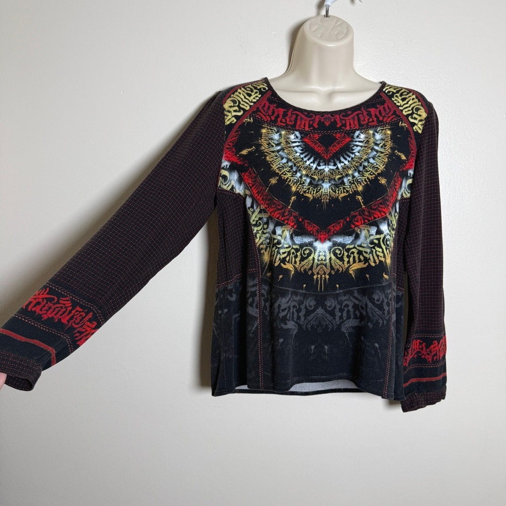 Aventures des Toiles Graphic Print Long Sleeve Top Black Red Gothic Tribal Sz 36 - Picture 7 of 10